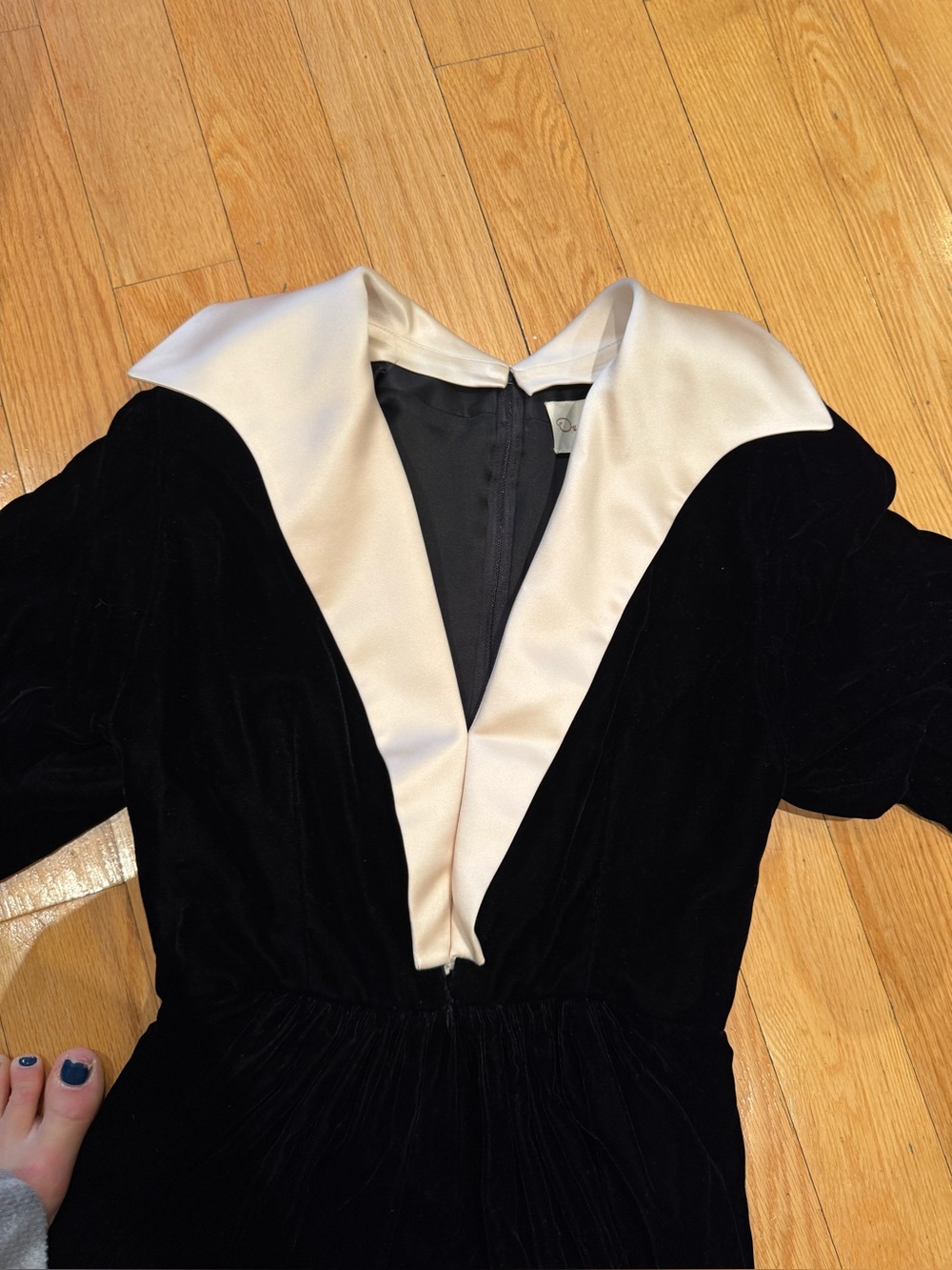 Vintage 1980s Oscar de la Renta ILGWU Union Made Black Velvet Evening Gown - Picture 9 of 16
